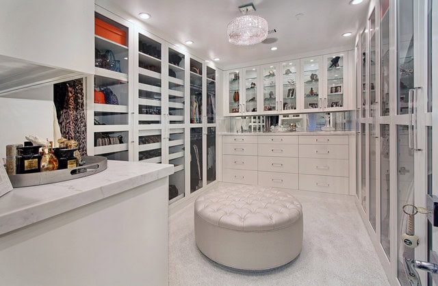 20 Extravagant Walk-In Closets That Will Amaze You 14