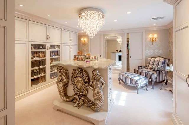 20 Extravagant Walk-In Closets That Will Amaze You 15