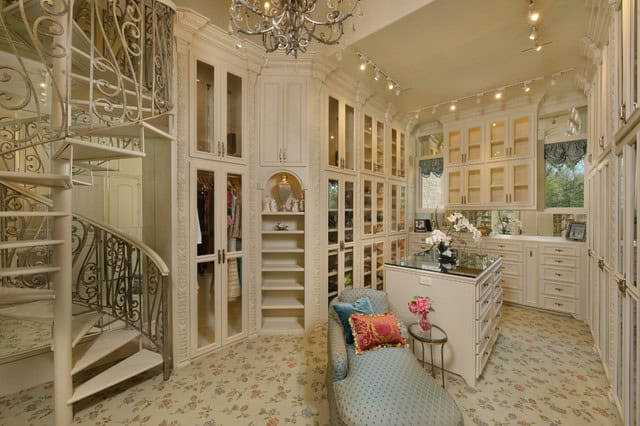20 Extravagant Walk-In Closets That Will Amaze You 2