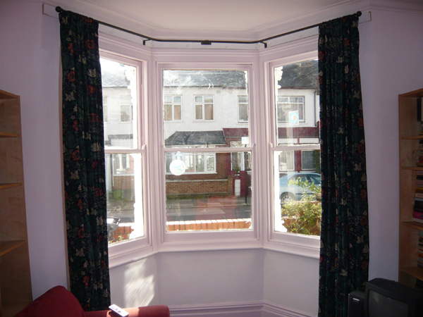 17 Simple But Adorable Bay Window Curtains Designs