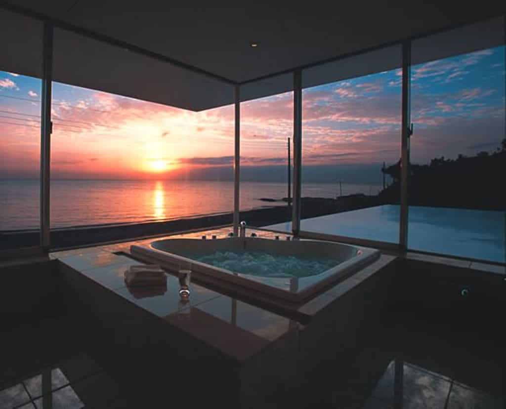 18 Gorgeous Bathrooms With Amazing View 1