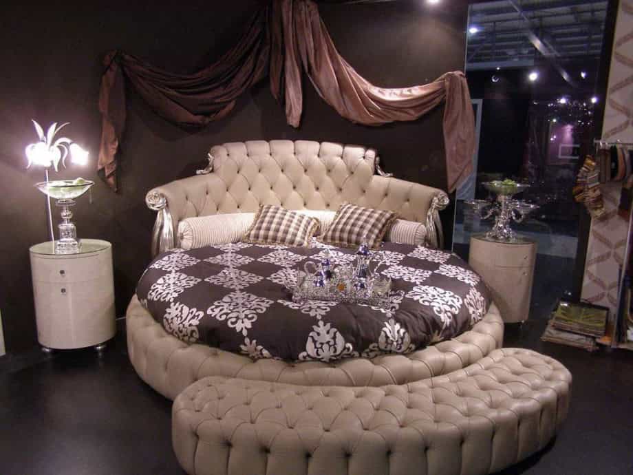 19 Luxury Round Master Bedroom Designs That Everyone Need To See 3