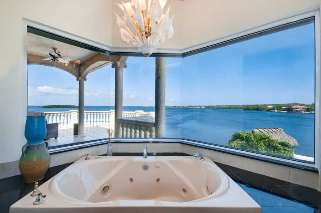 18 Gorgeous Bathrooms With Amazing View 5