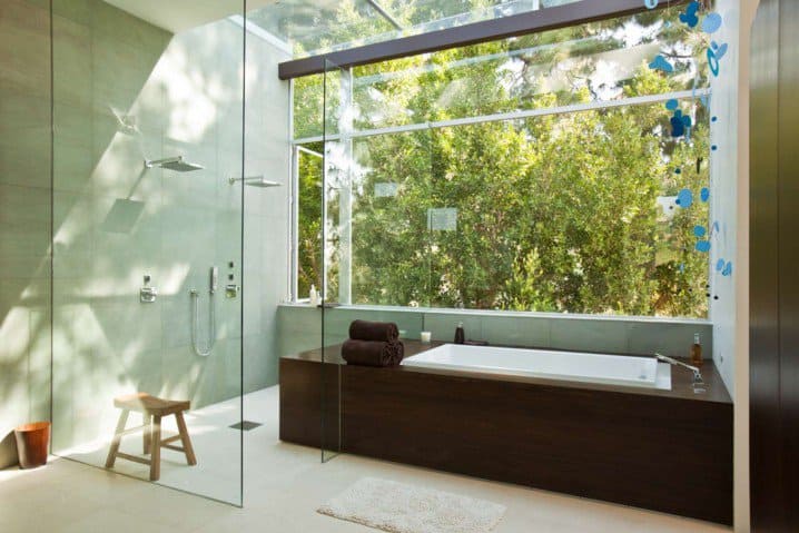 18 Gorgeous Bathrooms With Amazing View 9