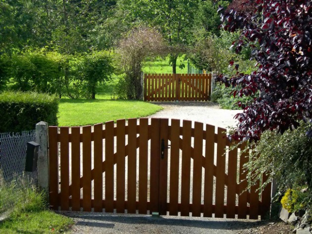 How-to-make-a-wooden-gate-to-the-garden-and-home-decor2