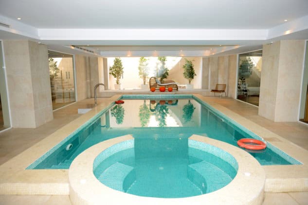 18 Brilliant Indoor Pools That Everyone Will Love 12