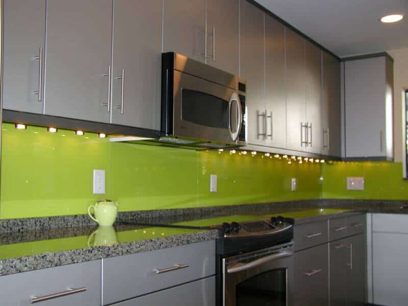 20 Truly Amazing Glass Backsplash Ideas For Your Dream Kitchen 16