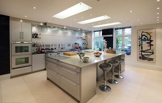 21 Captivating Big Spacious Kitchen Design Ideas 16