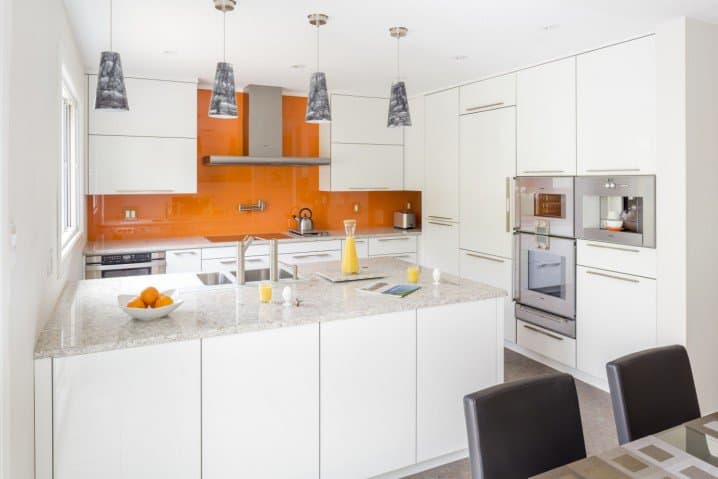 20 Truly Amazing Glass Backsplash Ideas For Your Dream Kitchen 2