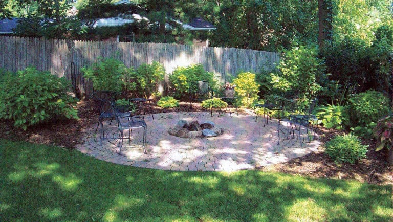 16 Striking Landscape Ideas To Beautify Your Backyard 3