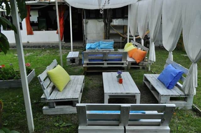 23 Super Smart Ideas To Transform Old Pallets Into Functional Outdoor Furniture 5