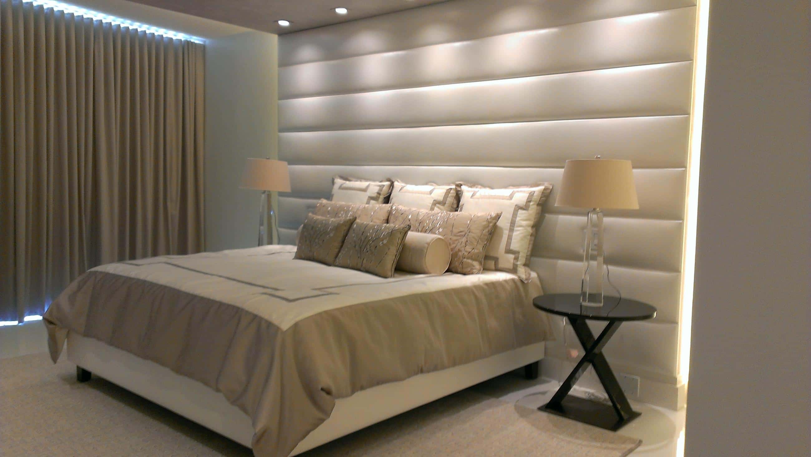 17 Beautiful Bedrooms With Floor To Ceiling Headboard 10