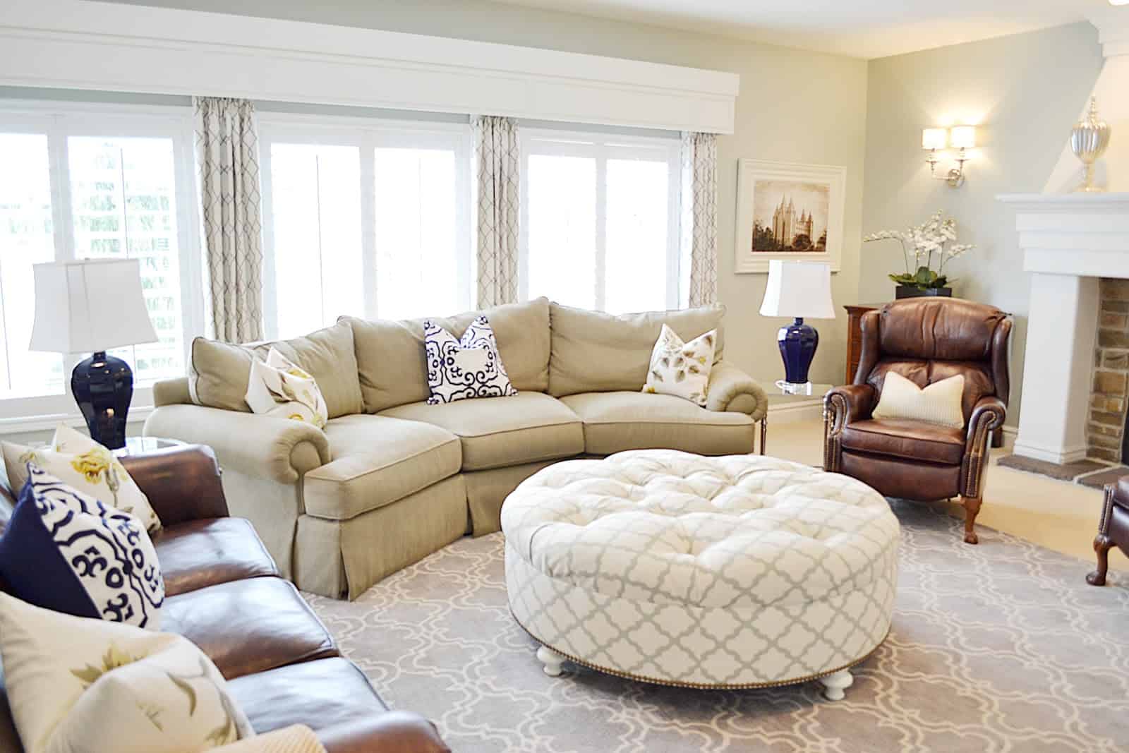 19 Beautiful Living Room Design Ideas With Ottoman 13