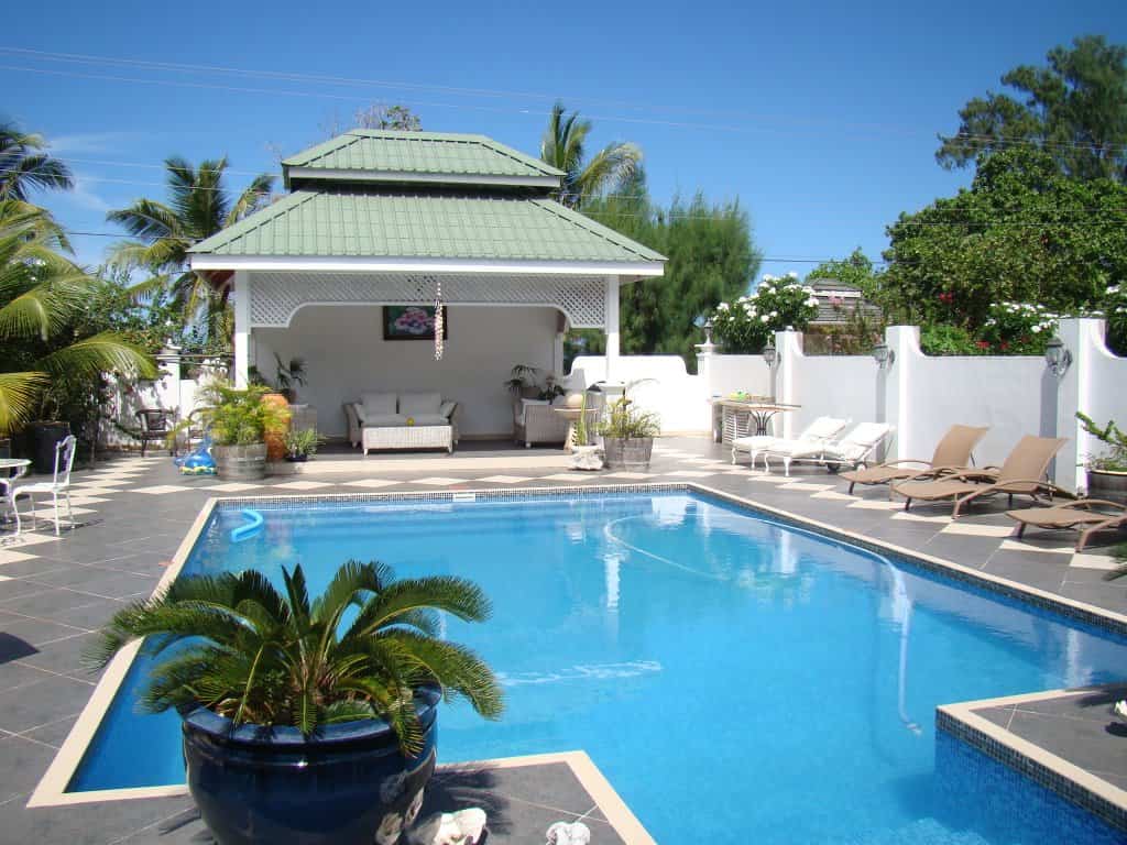 17 Splendid Private Swimming Pools That Everyone Will Love 14