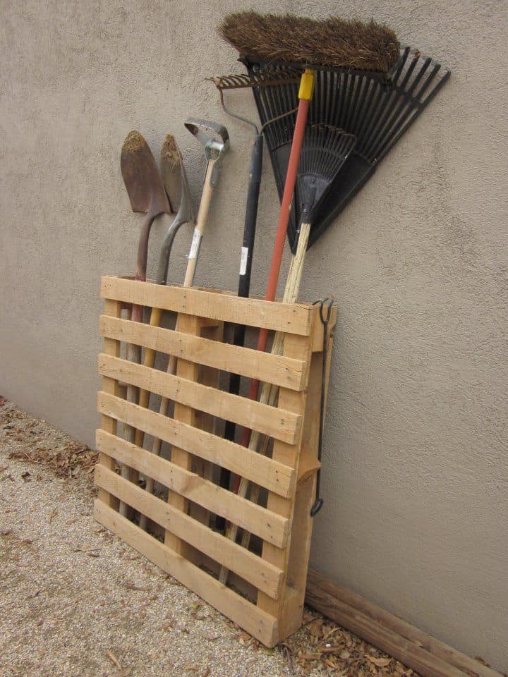 24 Creative Ideas To Make Functional Furniture From Pallets 23