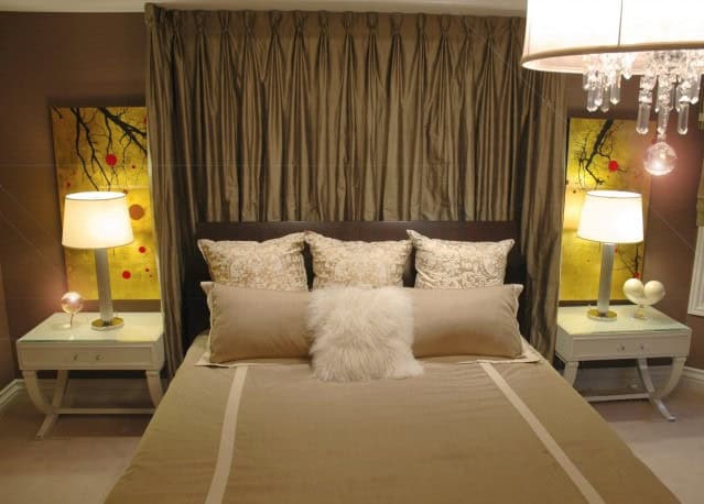17 Beautiful Bedrooms With Floor To Ceiling Headboard 5
