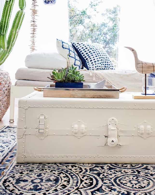 17 Old Trunks Turned Into Beautiful Vintage Table 10