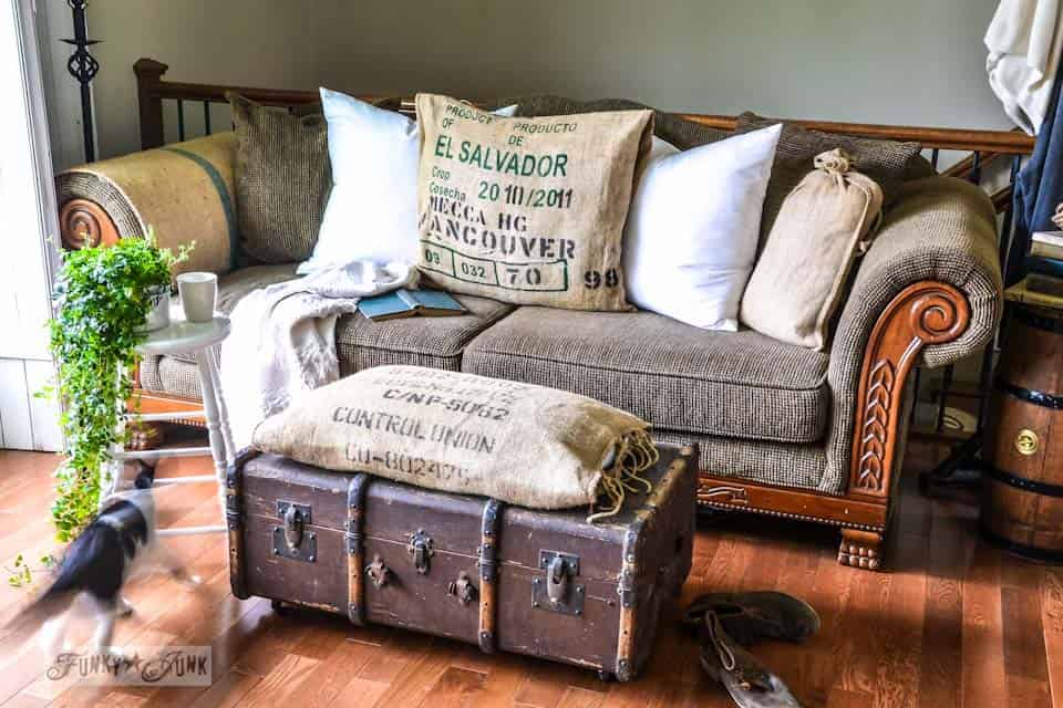 17 Old Trunks Turned Into Beautiful Vintage Table 1