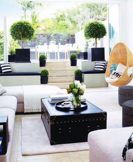 17 Old Trunks Turned Into Beautiful Vintage Table 12