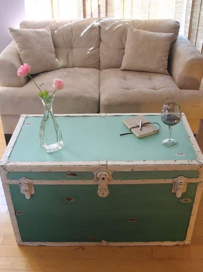 17 Old Trunks Turned Into Beautiful Vintage Table 15