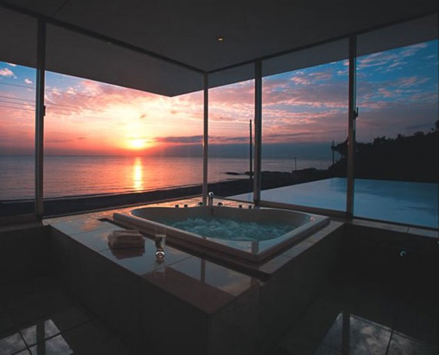 17 Fascinating Bathrooms With Astonishing Views