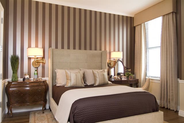 18 Fancy Bedrooms With Striped Accent Walls 4