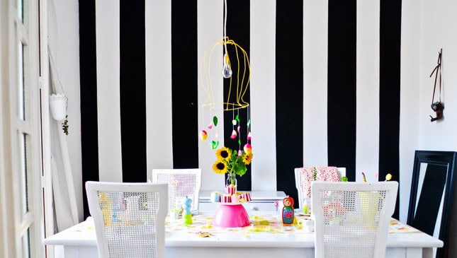 15 Dazzling Dining Room Designs With Striped Walls 7