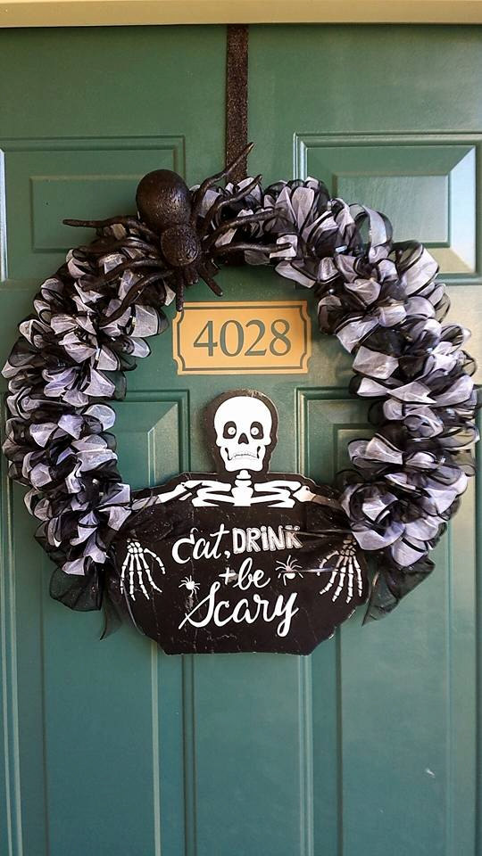 18 Frightening Handmade Halloween Wreath Designs To Decorate Your Entrance With