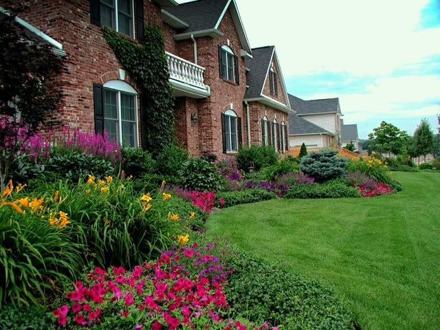 17 Brilliant Front Yard Landscape Design Ideas 3