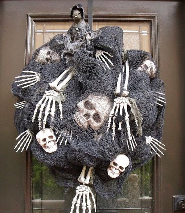 15 Really Spooky Halloween Wreath Designs To Adorn Your Front Door