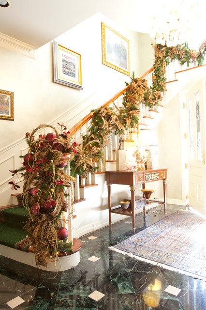 19 Majestic Staircase Decorations In The Spirit Of Christmas