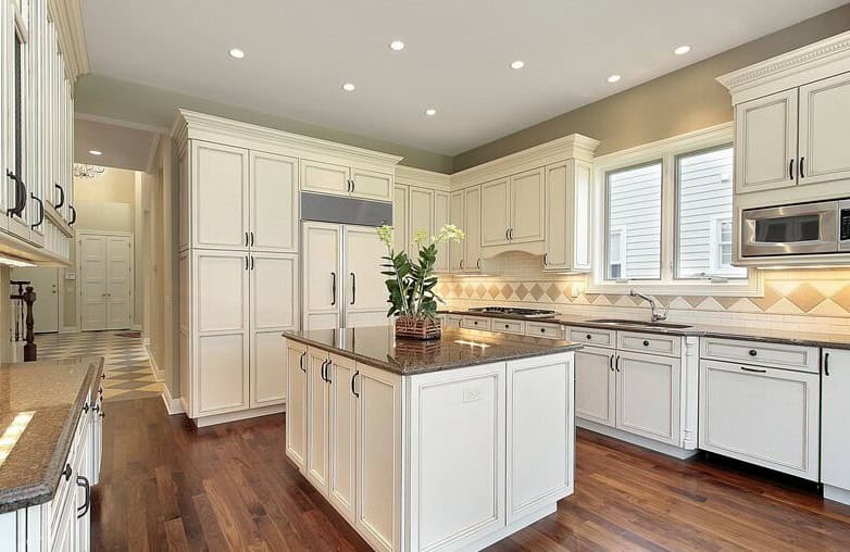 15 White Antique Kitchen Designs That Abound With Warmth & Charm 3