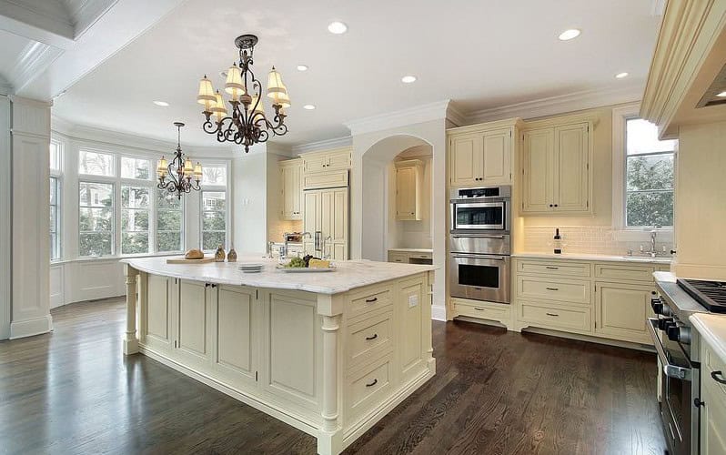 15 White Antique Kitchen Designs That Abound With Warmth & Charm 4