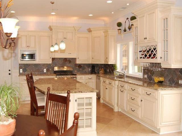 15 White Antique Kitchen Designs That Abound With Warmth & Charm 5