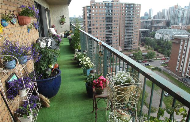 18 Stunning Ideas To Decorate Your Small Balcony With Mini Gardens