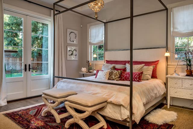 21 Beautiful Feminine Bedroom Ideas That Everyone Will Love 9
