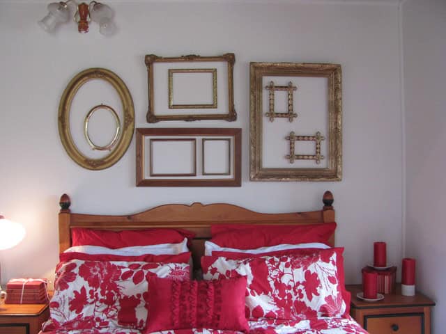 Decorating With Empty Frames- 18 Brilliant Ideas To Make Trendy Home 13