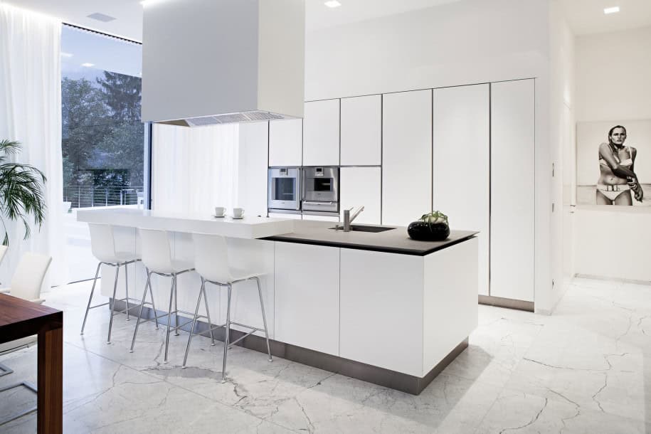 15 Classy Kitchen Designs With White Kitchen Chairs 2