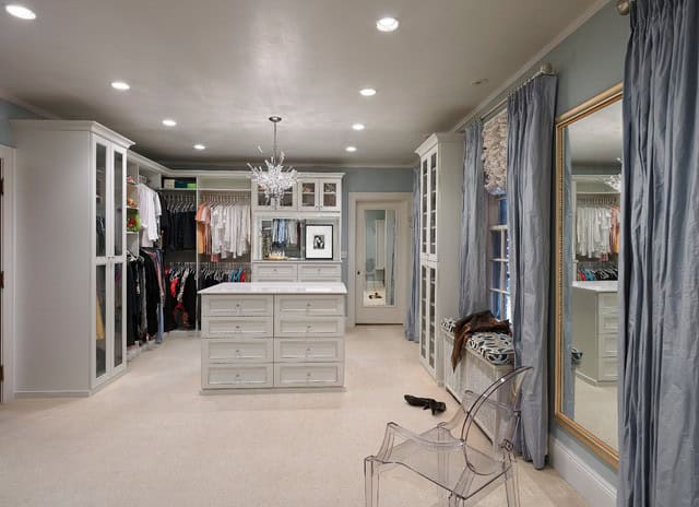 17 Brilliant Feminine Walk-In Closets That Are Dream Of Every Woman