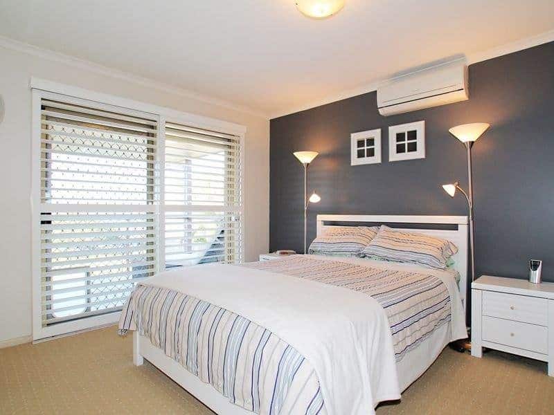 10 Cozy Bedroom Designs With Majestic Winter View 6