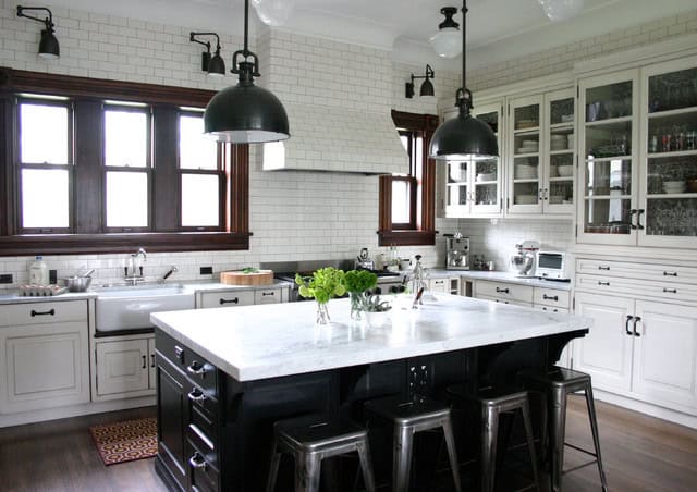 17 Attractive Traditional Kitchen Lighting Ideas To Beautify Your Kitchen Space 6