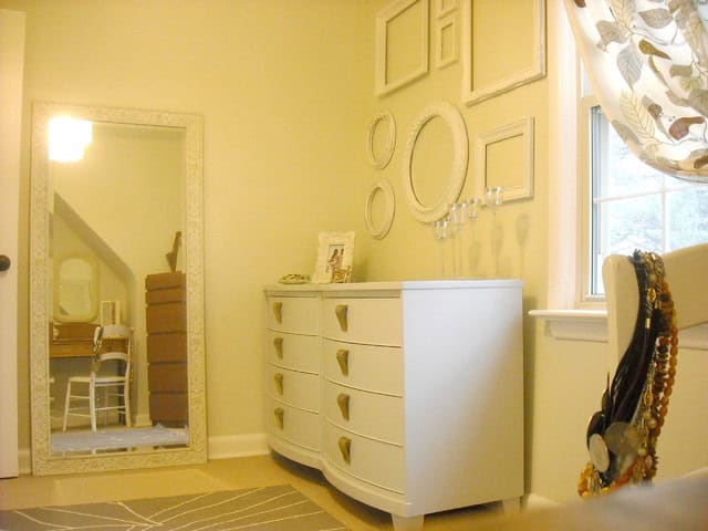 Decorating With Empty Frames- 18 Brilliant Ideas To Make Trendy Home 7