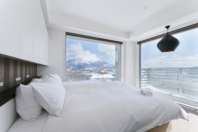 10 Cozy Bedroom Designs With Majestic Winter View 8