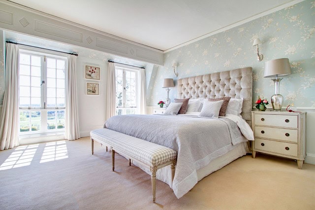 17 Brilliant Bedroom Designs That Abound With Charming Traditional Touch 9