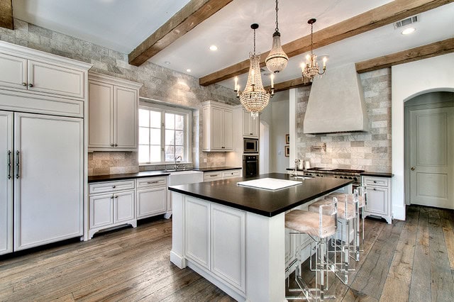 18 Gorgeous Kitchens With Natural Stone Backsplash 10