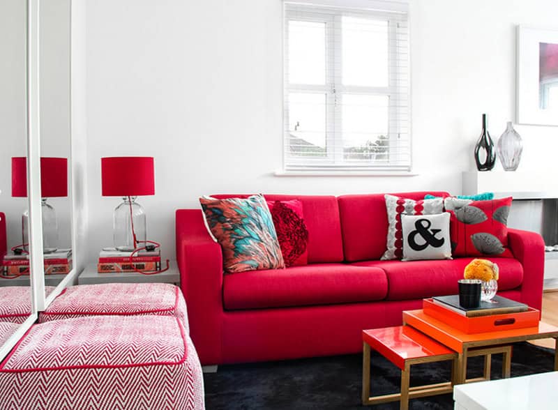 17 Stylish Living Room Designs With Red Couches 2
