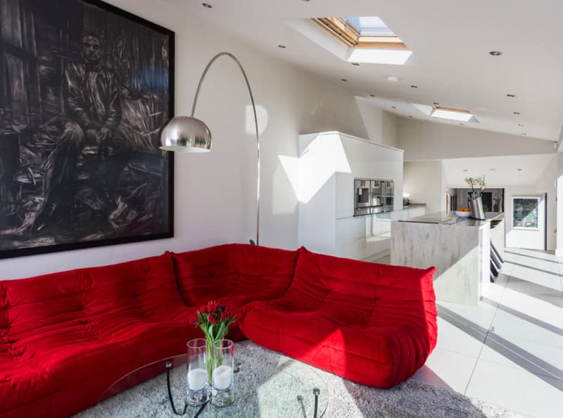 17 Stylish Living Room Designs With Red Couches 4