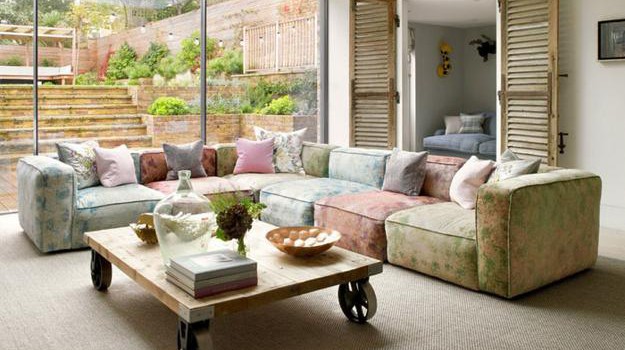 16 Gorgeous Living Rooms With Charming Wooden Coffee Tables
