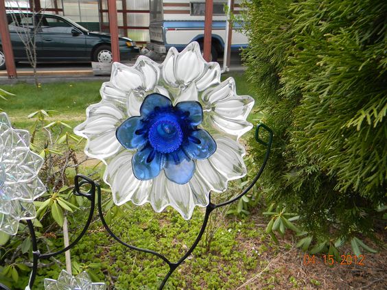 15 Truly Fascinating DIY Ideas To Make Inexpensive Garden Flowers