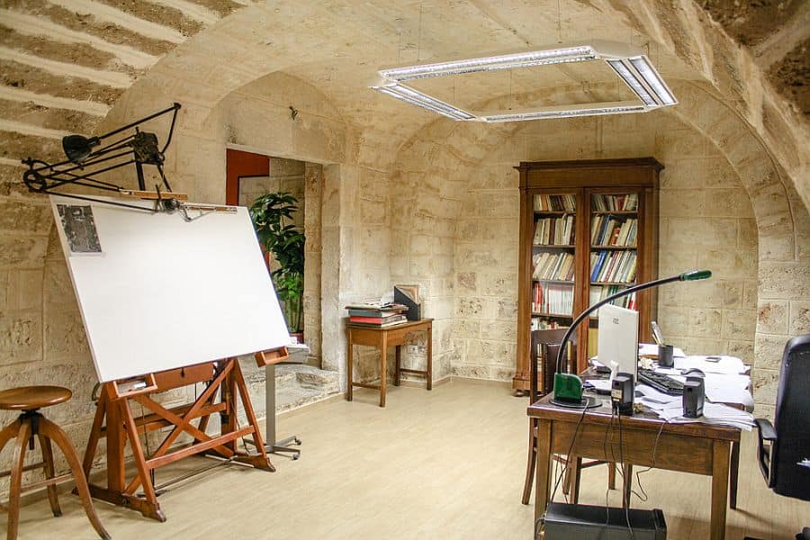 14 Charming Home Office Designs With A Stone Wall 8
